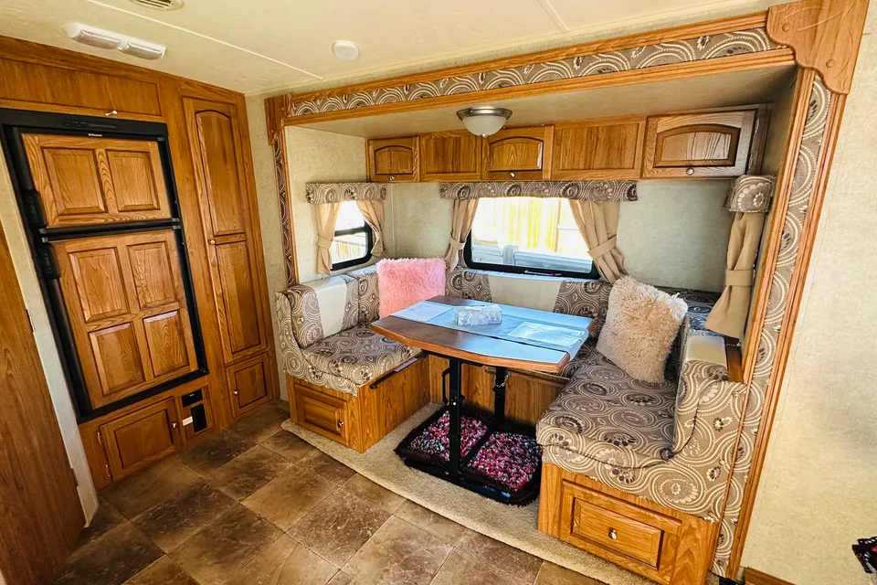 The Happy Glamper 🏕️ Cozy & Clean | Fully Stocked | 5-Star Rocky Mountain Getaway
