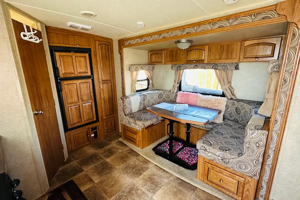 The Happy Glamper 🏕️ Cozy & Clean | Fully Stocked | 5-Star Rocky Mountain Getaway