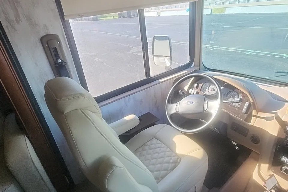 Luxury Georgetown 351DS Class A RV Rental!