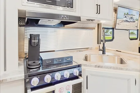 Brand New! Beautiful 2023 Thor Class C 