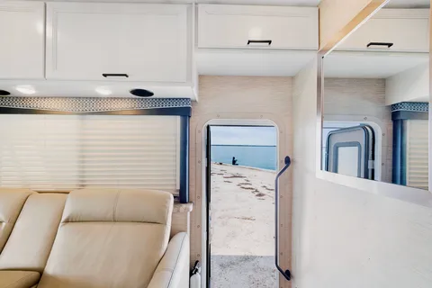 Brand New! Beautiful 2023 Thor Class C 