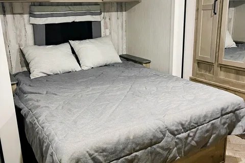 Palomino Puma 32RBFQ-2B Travel Trailer