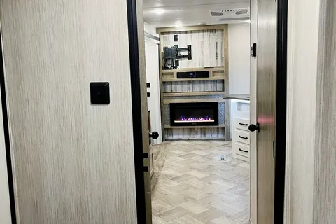 Palomino Puma 32RBFQ-2B Travel Trailer