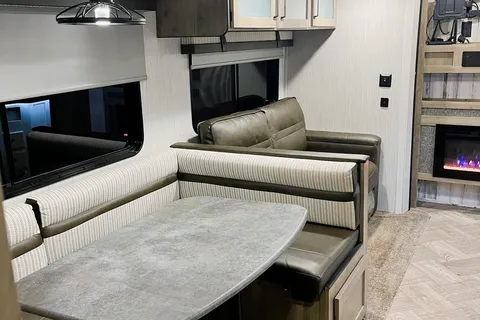 Palomino Puma 32RBFQ-2B Travel Trailer