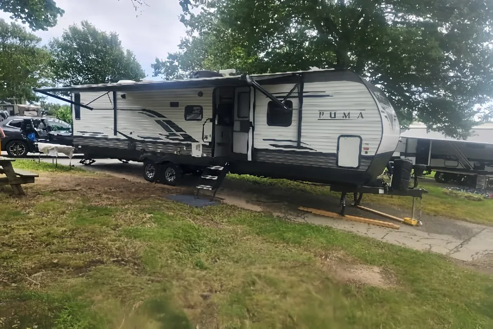 Palomino Puma 32RBFQ-2B Travel Trailer