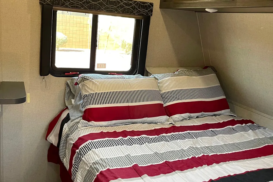 Roxy's Genesis Supreme 23FS Toy Hauler
