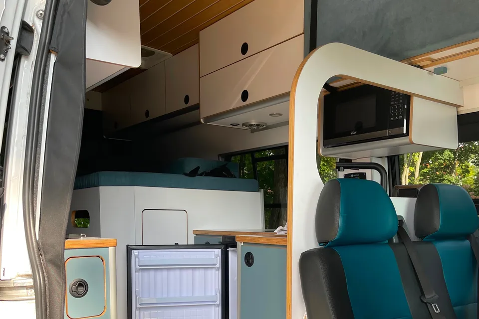 [Louez notre /Rent Our] :  Mercedes Sprinter 4x4 Aménagé