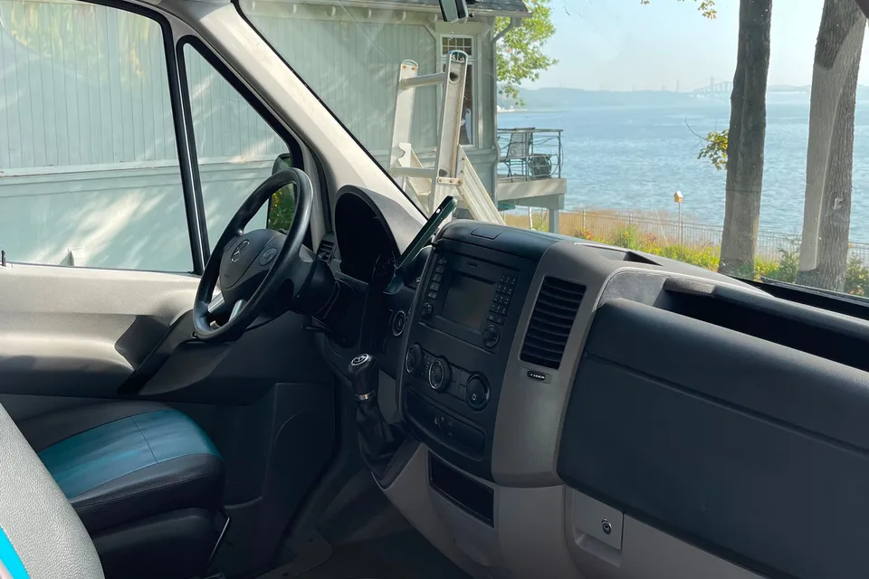 [Louez notre /Rent Our] :  Mercedes Sprinter 4x4 Aménagé