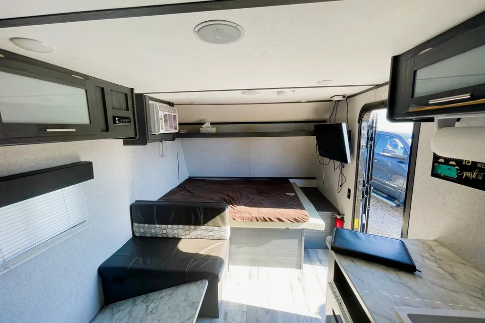 🚐 The Campventure Cruiser 🚐 Sleeps 6 • Dutchman Travel Trailer • Ready for adventure!