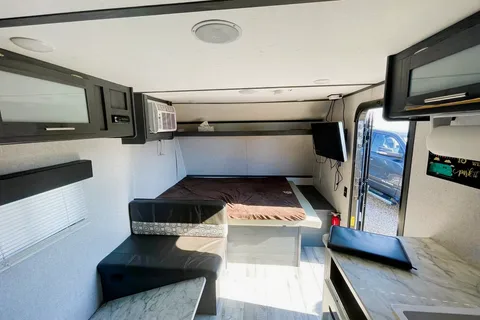🚐 The Campventure Cruiser 🚐 Sleeps 6 • Dutchman Travel Trailer • Ready for adventure!