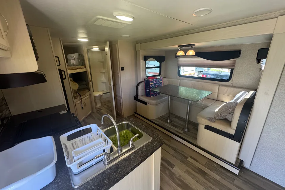 Winnebago Minnie Winnie 24ft Trailer w/bunks and queen