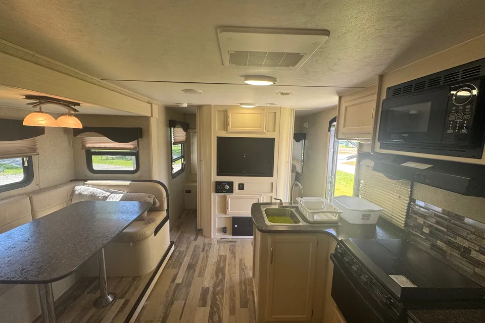 Winnebago Minnie Winnie 24ft Trailer w/bunks and queen
