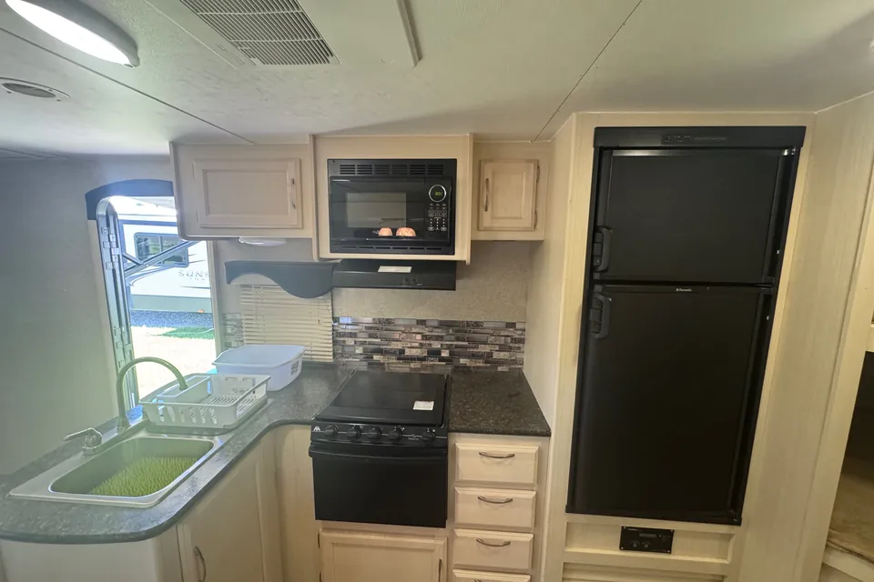 Winnebago Minnie Winnie 24ft Trailer w/bunks and queen
