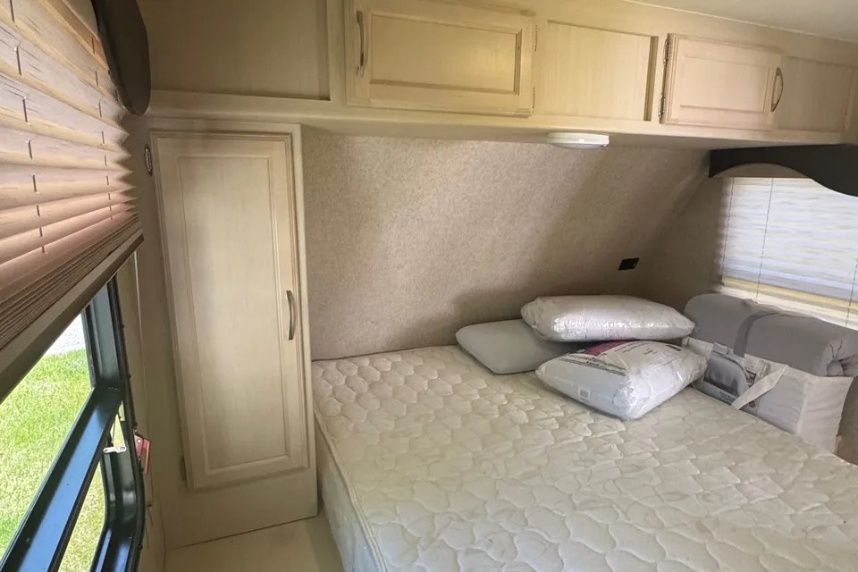 Winnebago Minnie Winnie 24ft Trailer w/bunks and queen