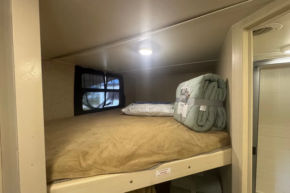 Winnebago Minnie Winnie 24ft Trailer w/bunks and queen