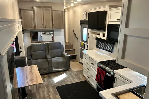 Your Home Away From Home-Jayco Eagle 2025 Fifth Wheel