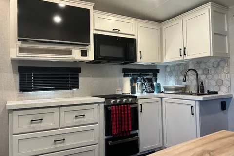 Your Home Away From Home-Jayco Eagle 2025 Fifth Wheel