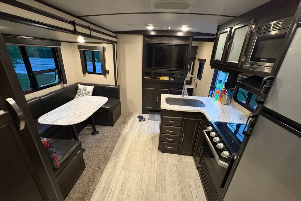 Chris's Northern Spirit 24' Bunkhouse with Slide-out