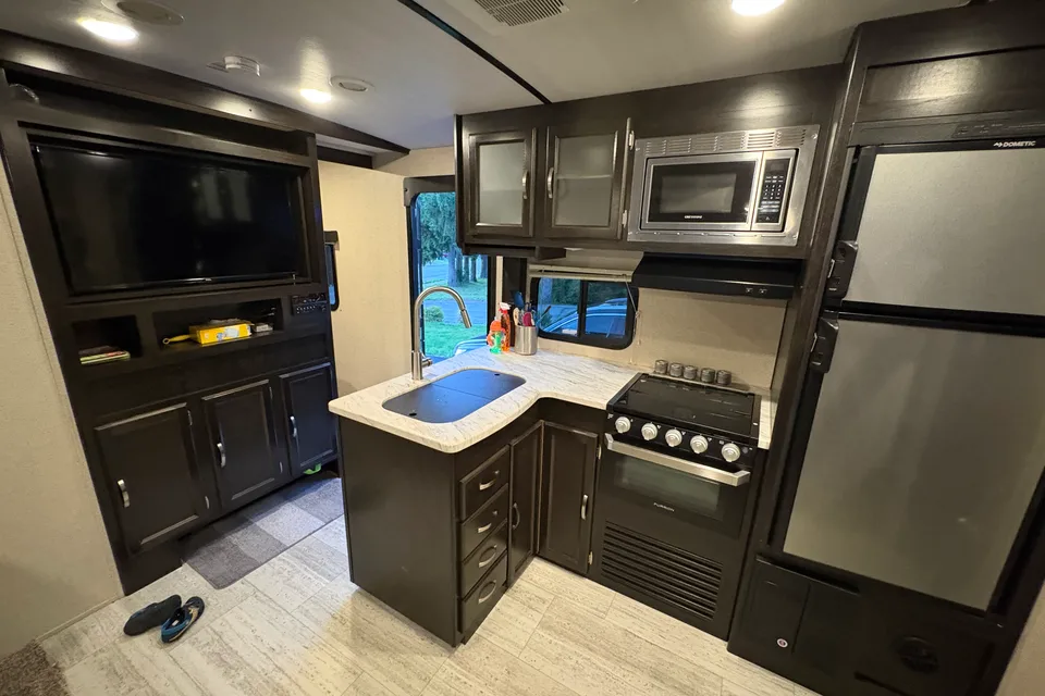 Chris's Northern Spirit 24' Bunkhouse with Slide-out