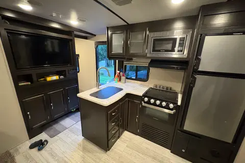 Chris's Northern Spirit 24' Bunkhouse with Slide-out