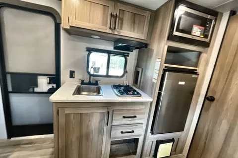 Jeff's Getaways Coleman 17B Travel Trailer