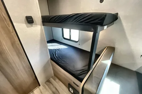 Jeff's Getaways Coleman 17B Travel Trailer