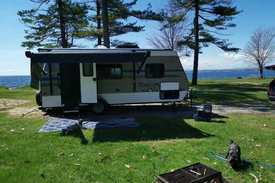 Roulotte familiale 4 pers – Lit queen + 2 enfants – Prête à camper
