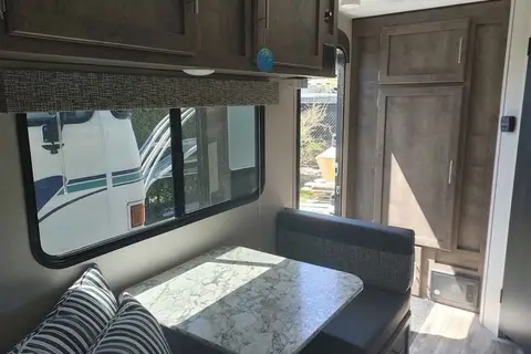 Roulotte familiale 4 pers – Lit queen + 2 enfants – Prête à camper