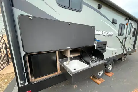 Spacious Clean 27.7' Travel Trailer w/ slide-out