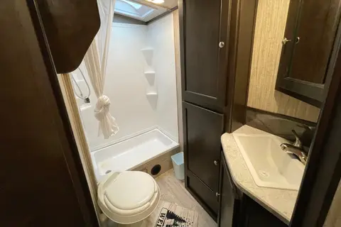 Spacious Clean 27.7' Travel Trailer w/ slide-out