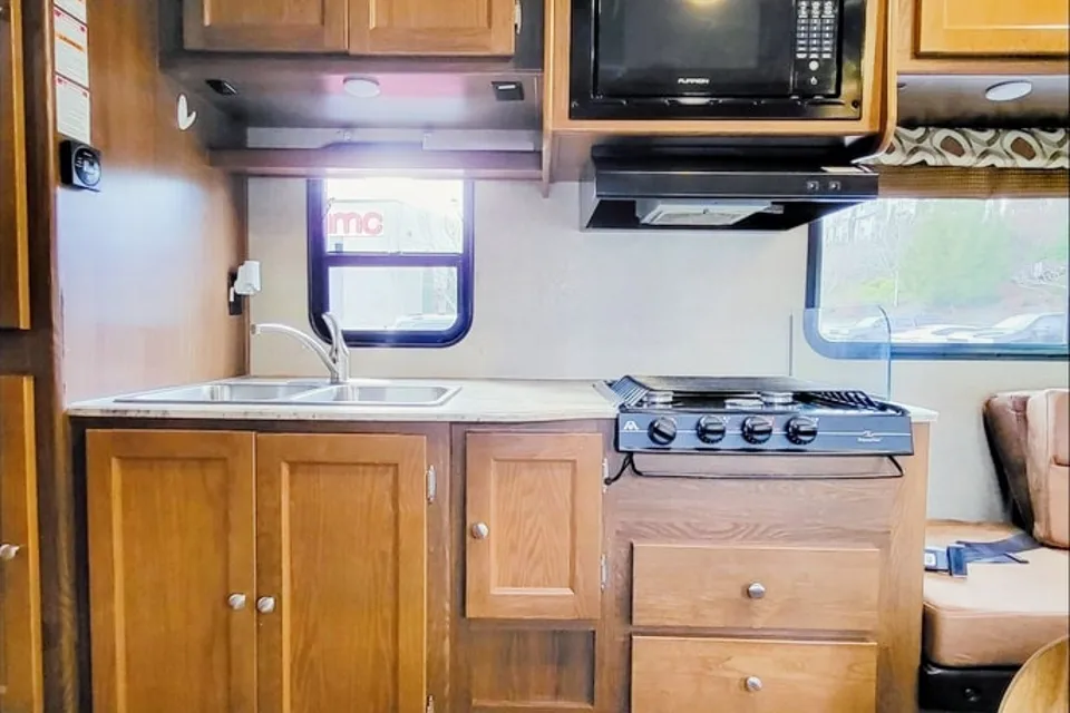 Comfy & Clean Coachmen Leprechaun