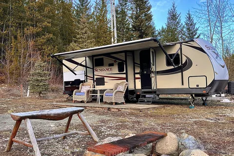 Stationary Getaway near Kelowna – Sleeps 4, Queen Bed, AC, Private Acreage with Activities