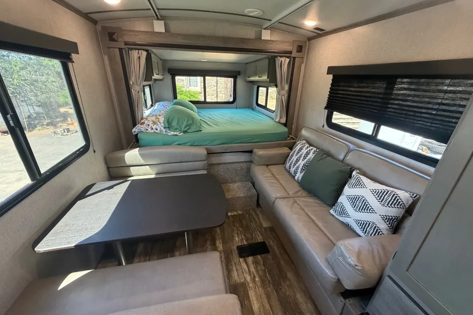 Spacious Clean 23' Outback Trailer w/slideout Bed
