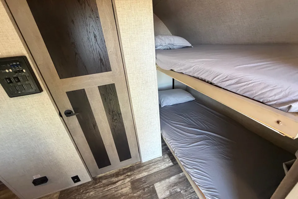 Spacious Clean 23' Outback Trailer w/slideout Bed