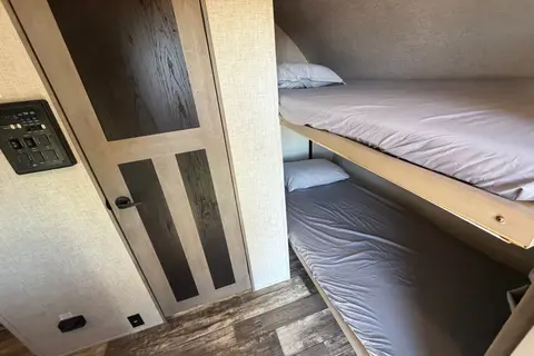 Spacious Clean 23' Outback Trailer w/slideout Bed