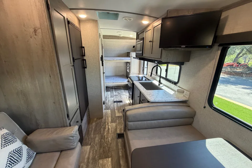 Spacious Clean 23' Outback Trailer w/slideout Bed