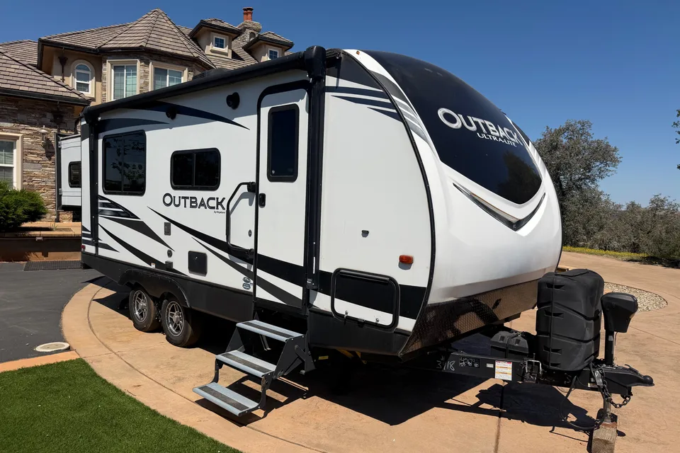 Spacious Clean 23' Outback Trailer w/slideout Bed