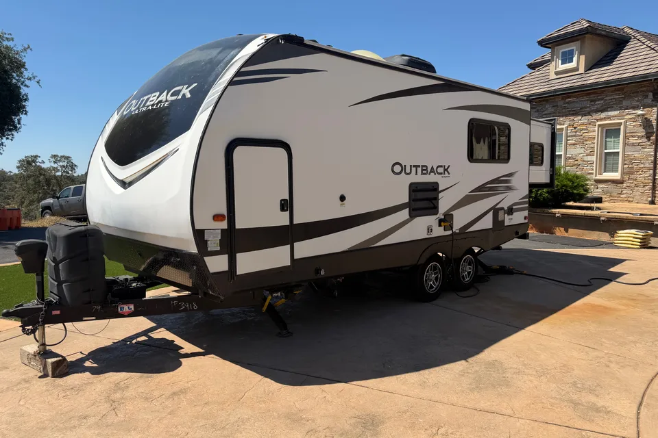 Spacious Clean 23' Outback Trailer w/slideout Bed