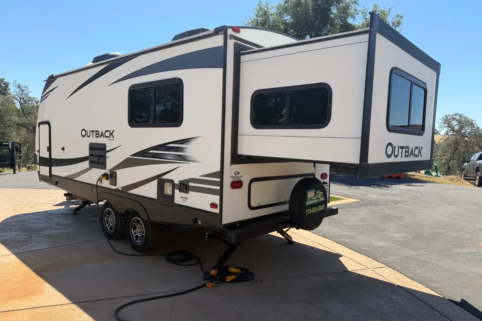 Spacious Clean 23' Outback Trailer w/slideout Bed