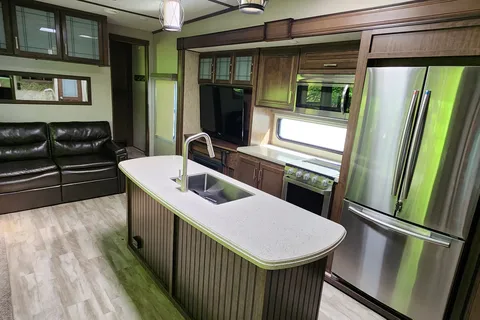 Grand Design Solitude Spacious 2 Bedroom