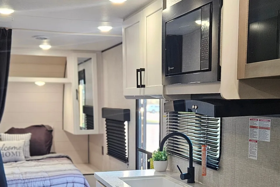 2025 Jayco Jay Flight SLX 210 QB Travel Trailer (Couples or Small Families Trailer)
