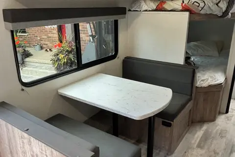 Lance's Grand River 25BH Travel Trailer