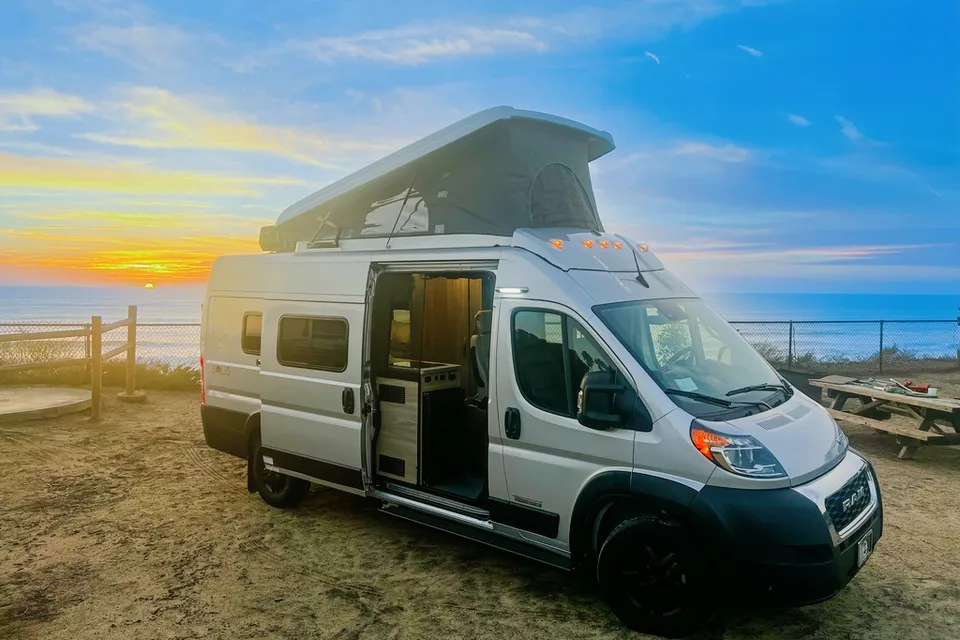 Beyond Glamping - Starlink Included - The Silver Spoon