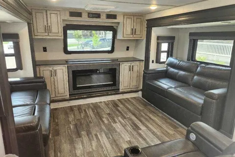 Lawrence's Keystone Avalanche Fifth Wheel