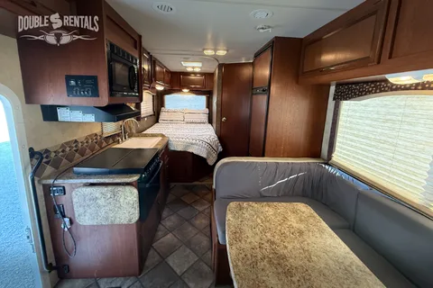 Thor FREEDOM ELITE Class C Motorcoach – Home on the Road