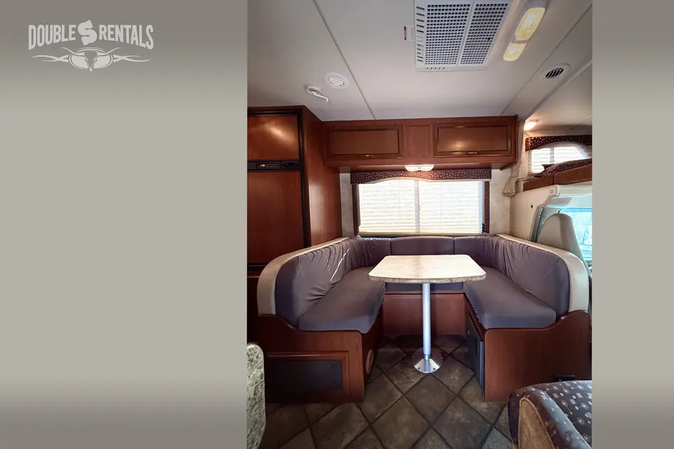 Thor FREEDOM ELITE Class C Motorcoach – Home on the Road