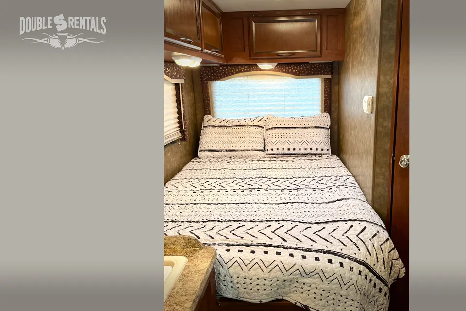 Thor FREEDOM ELITE Class C Motorcoach – Home on the Road