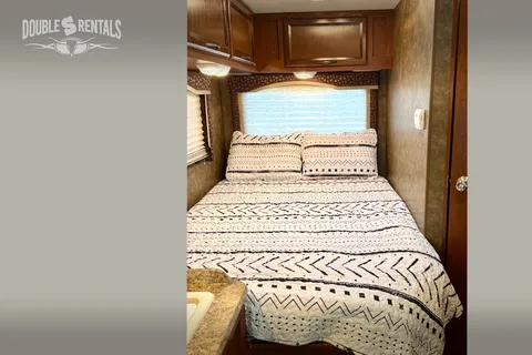 Thor FREEDOM ELITE Class C Motorcoach – Home on the Road
