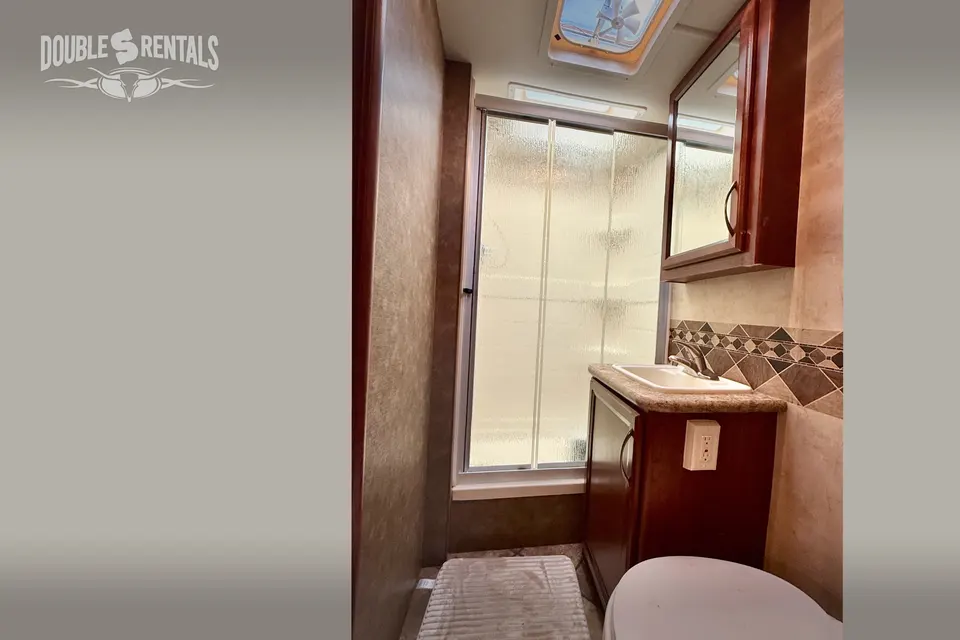 Thor FREEDOM ELITE Class C Motorcoach – Home on the Road