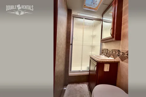 Thor FREEDOM ELITE Class C Motorcoach – Home on the Road